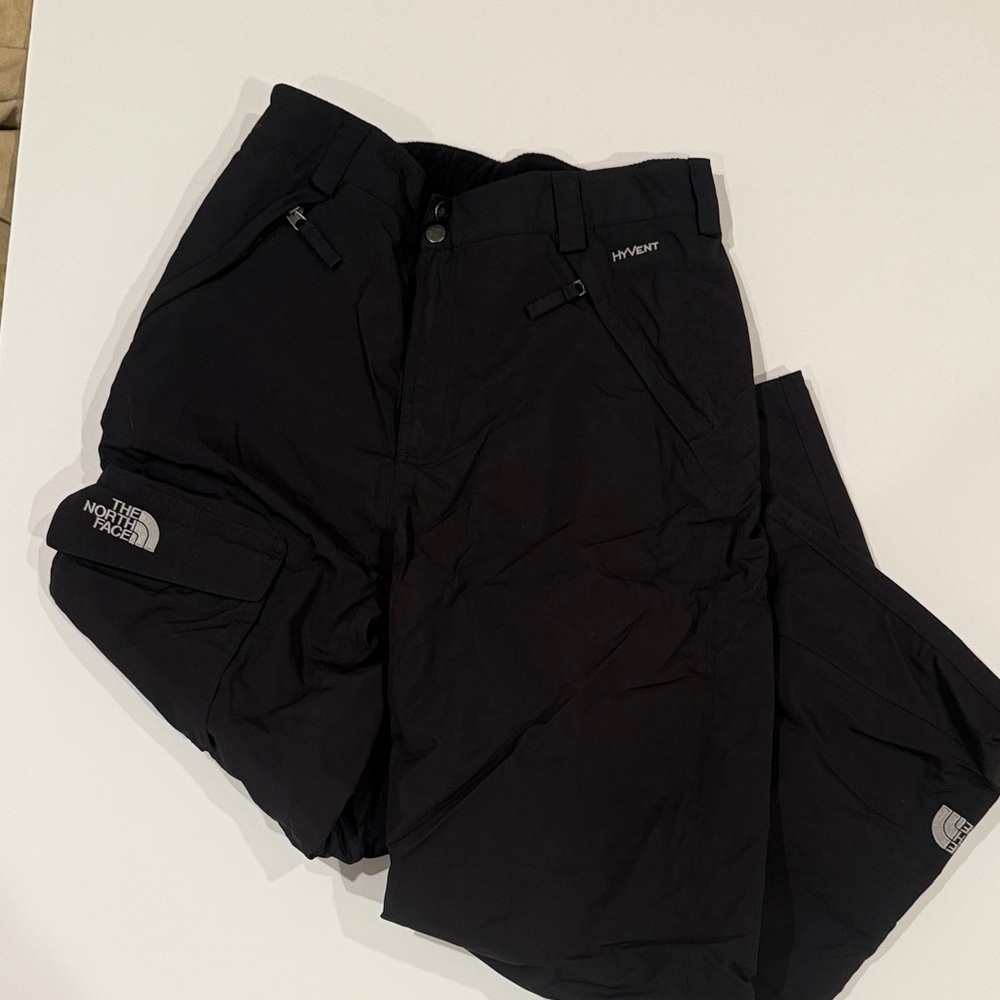 North Face Girls Black Cargo HyVent  snow Pants Sz XL. See pics for Flaw.